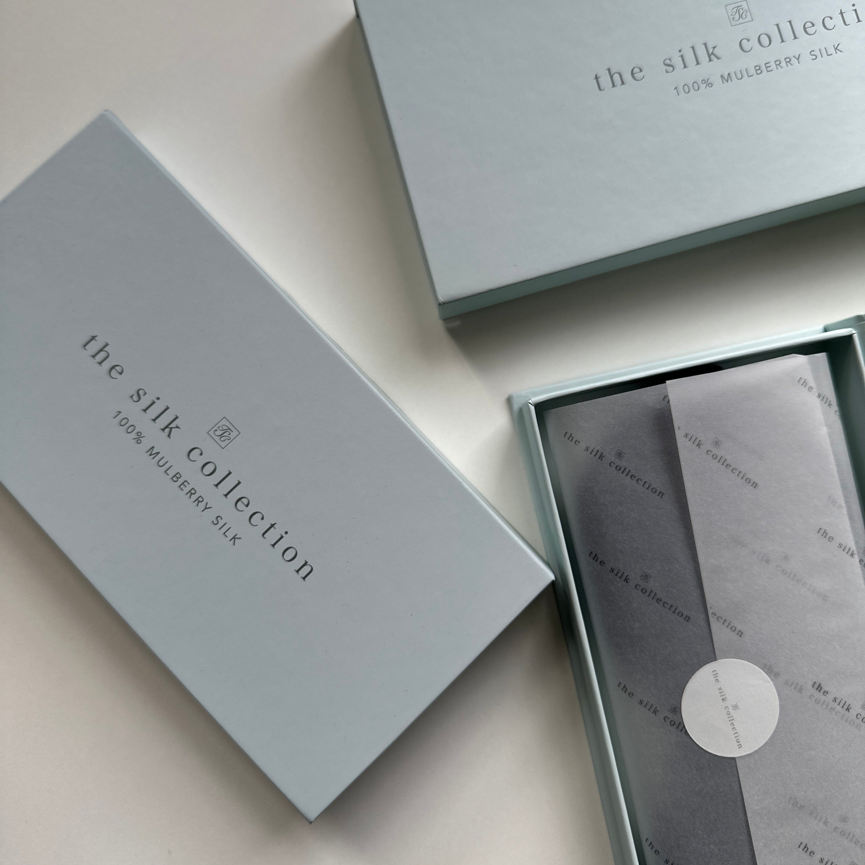 Silk collection gift box and a silk bonnet inside