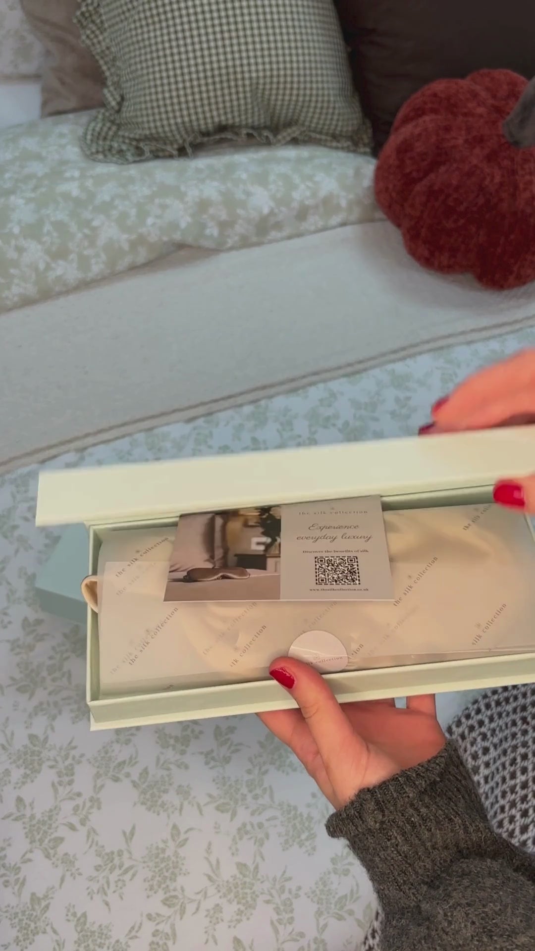 Silk bonnet unboxing gift box